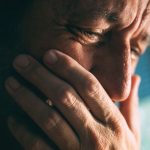 cat-de-mult-plange-un-om_shutterstock_descopera-10.jpg - ReactiveNews