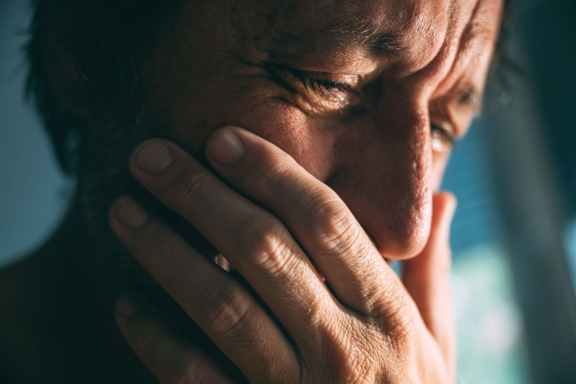 Cât de mult plânge un om în medie și ce relevanță au aceste episoade asupra stării emoționale Un nou studiu publicat în revista Collabra: Psychology oferă o perspectivă mai clară asupra comportamentului uman legat de plâns, indicele frecvenței și duratei acestor episoade, precum și efectele lor asupra stării emoționale