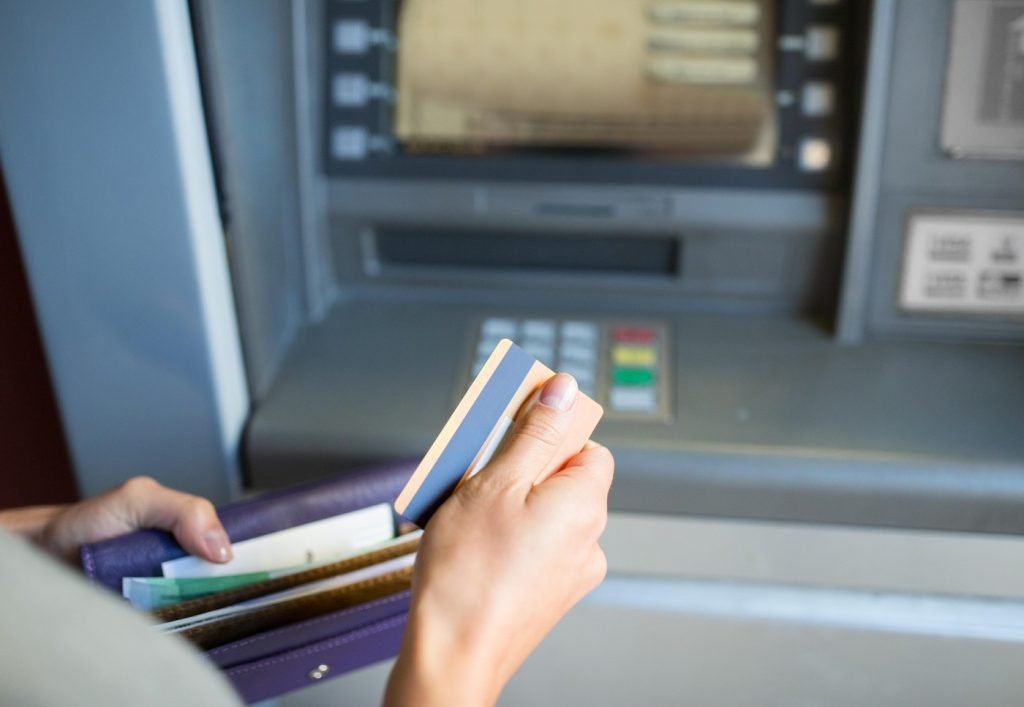 Pentru a evita surprizele neplăcute atunci când retragi bani de la bancomat, cel mai important pas este verificarea limitei zilnice a cardului, precum și înțelegerea factorilor care pot afecta această limită