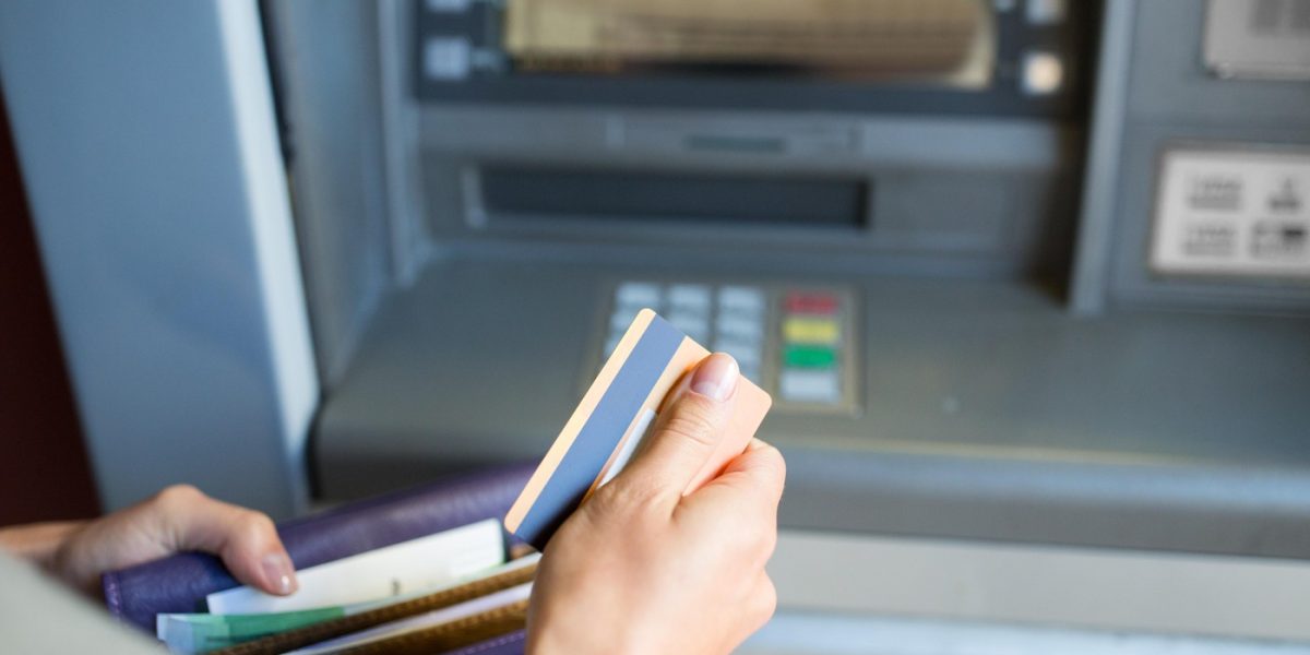 cati-bani-poti-scoate-de-la-bancomat.jpg - ReactiveNews