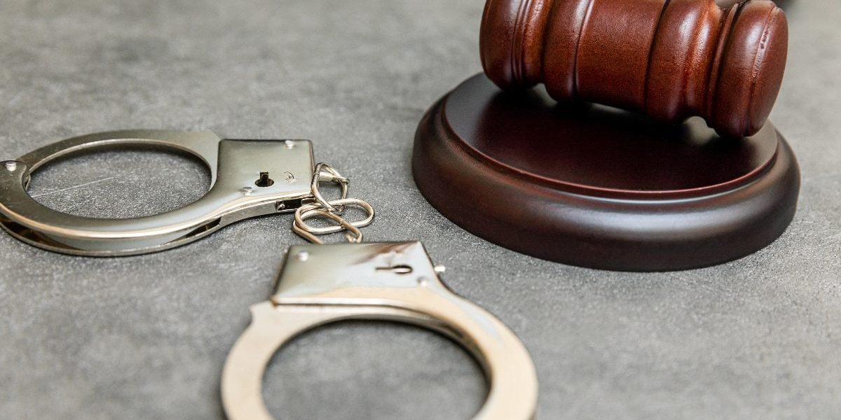 Nouă români și o femeie, escrocherie de 160.000 euro în Austria: Poliția, păcălită de 1.300 ori