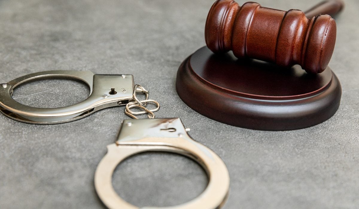 Nouă români și o femeie, escrocherie de 160.000 euro în Austria: Poliția, păcălită de 1.300 ori