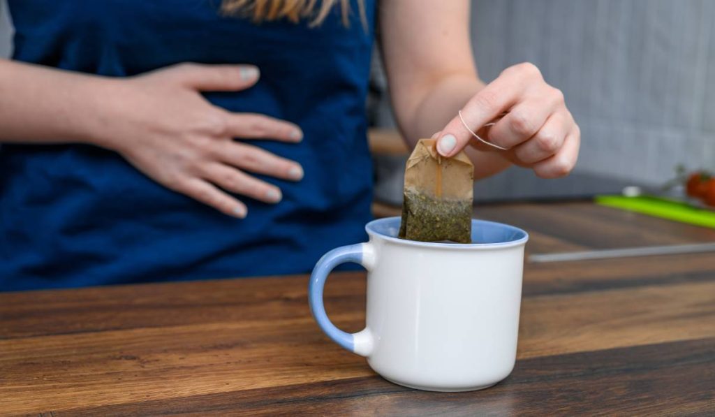 Ceaiuri pentru calmarea stomacului după festinul pascal: Scapă de balonare și arsuri