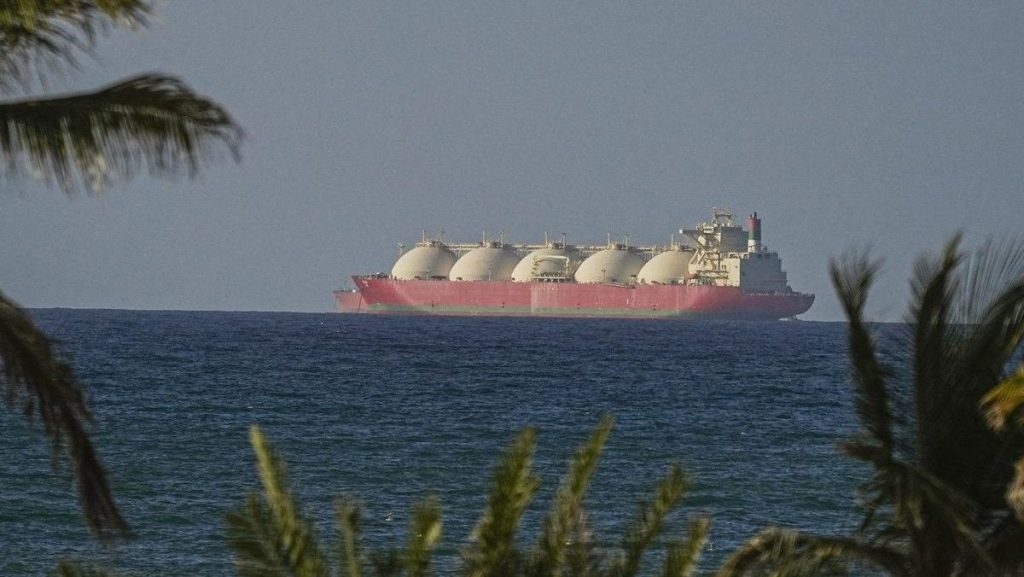 Iranul închide Strâmtoarea Ormuz, relaxează restricțiile aeriene