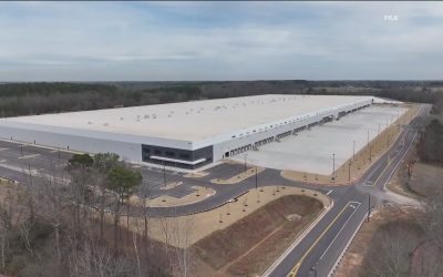 Doi vecini dintr-un oraș mic din Georgia, Gareth Fenley și John Miller, realizează zilnic aceeași misiune: vizitează un centru de detenție situat pe marginea orașului, o construcție de circa 93.000 de metri pătrați, de culoare gri, care se remarcă prin aspectul său sobru și solitar