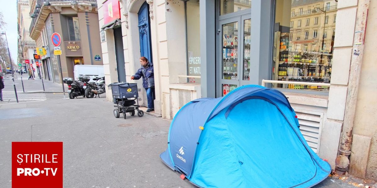 Fără adăpost, angajat la magazinul din fața căruia cerșea, continuă să doarmă într-un cort