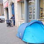 Fără adăpost, angajat la magazinul din fața căruia cerșea, continuă să doarmă într-un cort