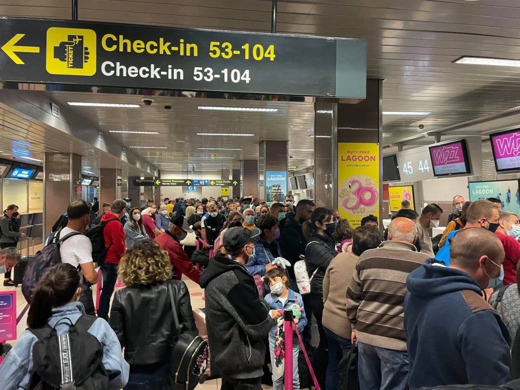 LOW-COST, LOVITURĂ pentru români: Zboruri cu check-in mai rapid, dar…