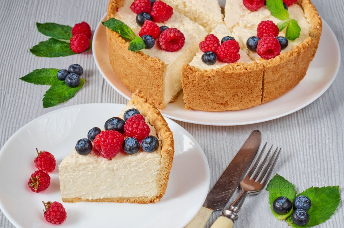 Tarte cu cremă de brânză, un deliciu perfect pentru orice ocazie, promit un final dulce și savuros al meselor festive, fără a îngreuna meniul
