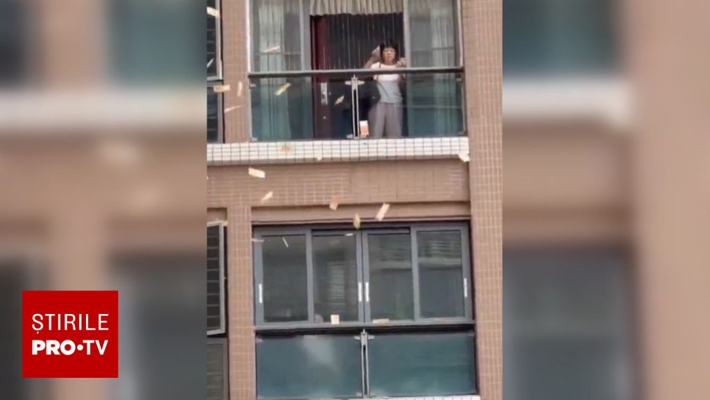 BANI ARUNCAȚI de la balcon: Ceartă URIAȘĂ cu soțul, 160.000 de dolari pe stradă