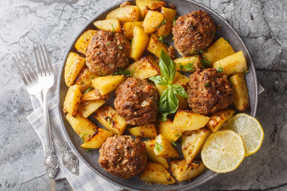 Chiftele grecești ca la mama acasă: Rețeta SECRETĂ la cuptor