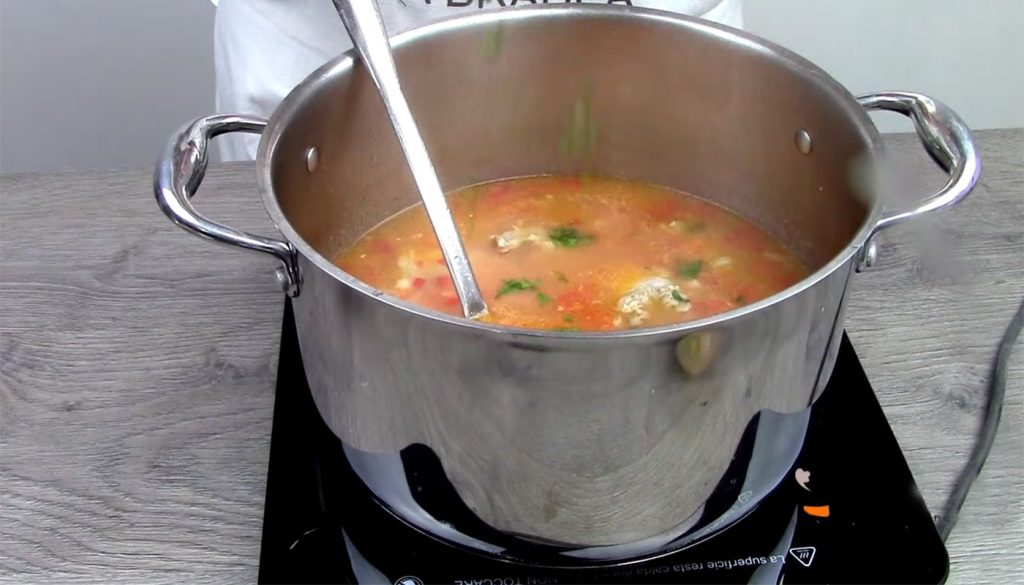 Atenție, gurmanzi! Condimentul SECRET care distruge ciorba de curcan