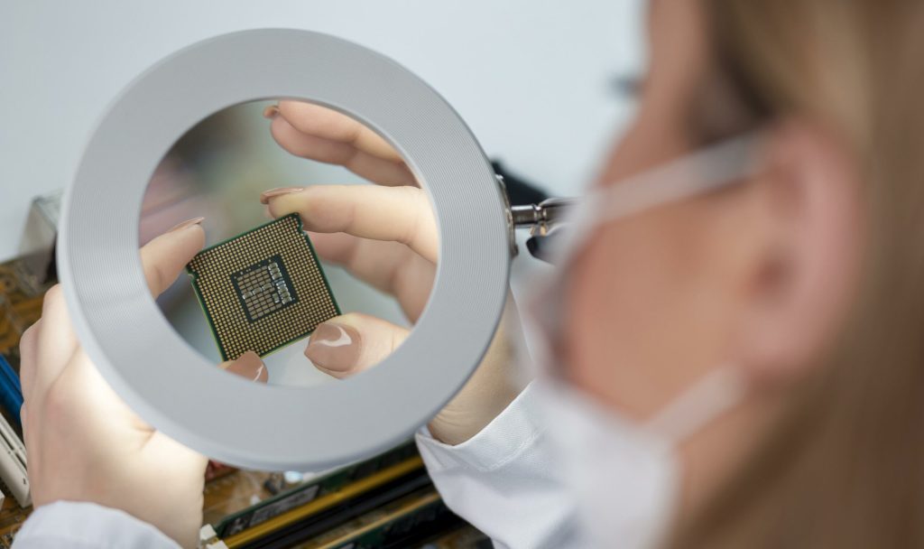 Cercetători din domeniul tehnologiei au dezvoltat un sistem de comunicare wireless bazat pe lumina, care promite să depășească limitările rețelelor Wi-Fi și celulare, în special în spațiile interne aglomerate