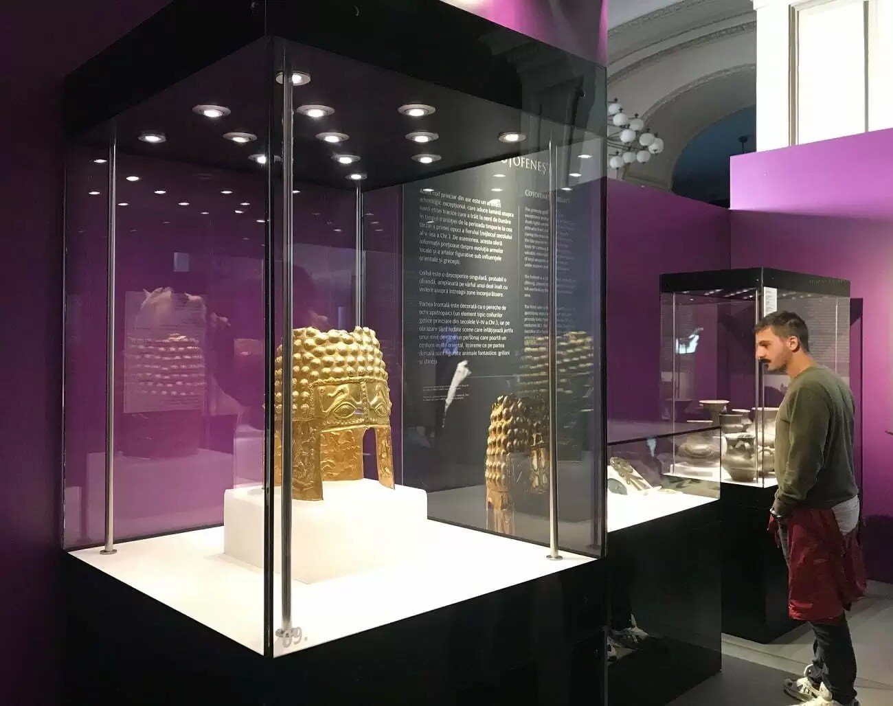 Coiful de AUR de la Coțofenești, recuperat după mai bine de un an de la furt, se pregătește să revină acasă O veste importantă pentru patrimoniul cultural românesc vine din Olanda, unde autoritățile au anunțat recuperarea unui coif de AUR din perioada dacică, considerat una dintre cele mai valoroase relicve ale istoriei noastre antice