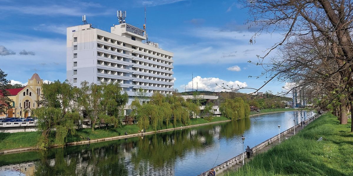 Hotel Continental Forum Oradea se redeschide după o investiție de 20 milioane lei Unul dintre cele mai importante hoteluri din Oradea, parte din lanțul românesc Continental Hotels, a fost redeschis după o amplă renovare și modernizare