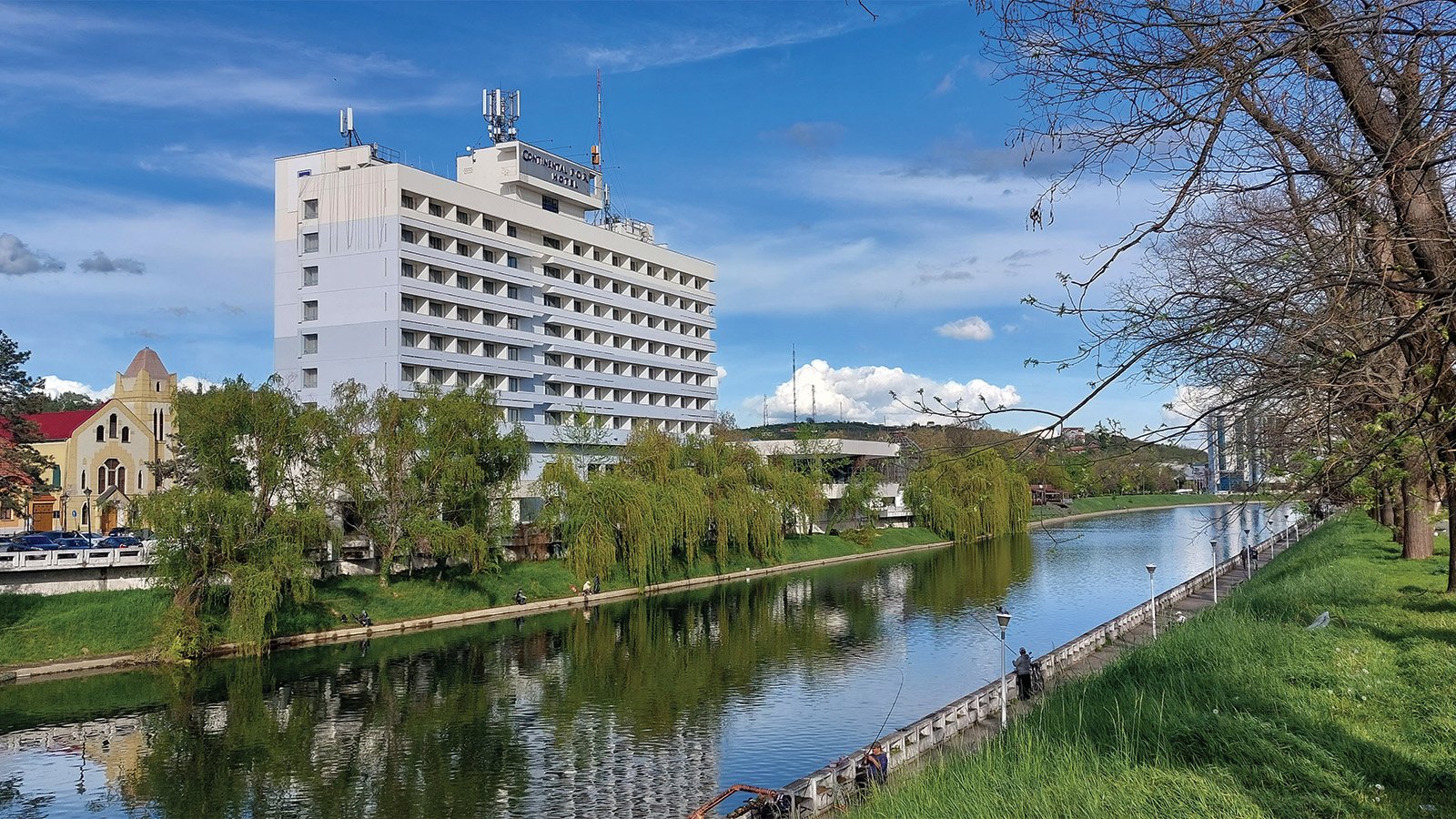 Hotel Continental Forum Oradea se redeschide după o investiție de 20 milioane lei Unul dintre cele mai importante hoteluri din Oradea, parte din lanțul românesc Continental Hotels, a fost redeschis după o amplă renovare și modernizare