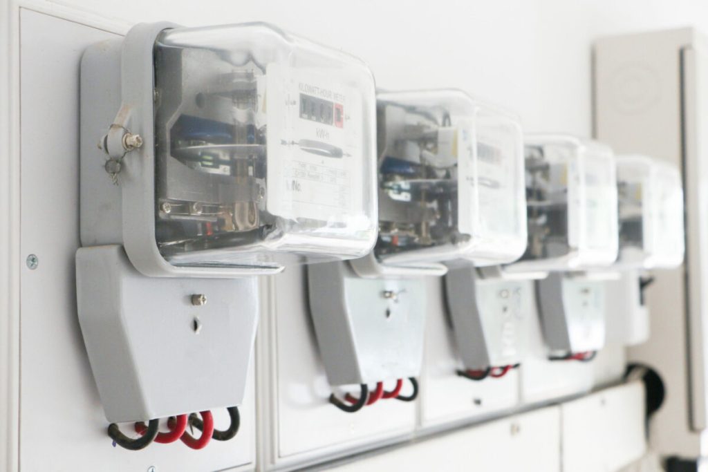 Preț RECORD la energie: PPC oferă sub 1 leu/kWh. Cine se califică?