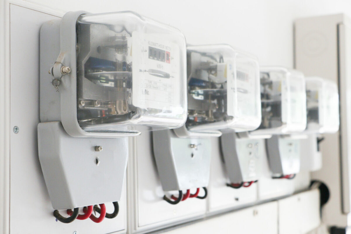 Preț RECORD la energie: PPC oferă sub 1 leu/kWh. Cine se califică?