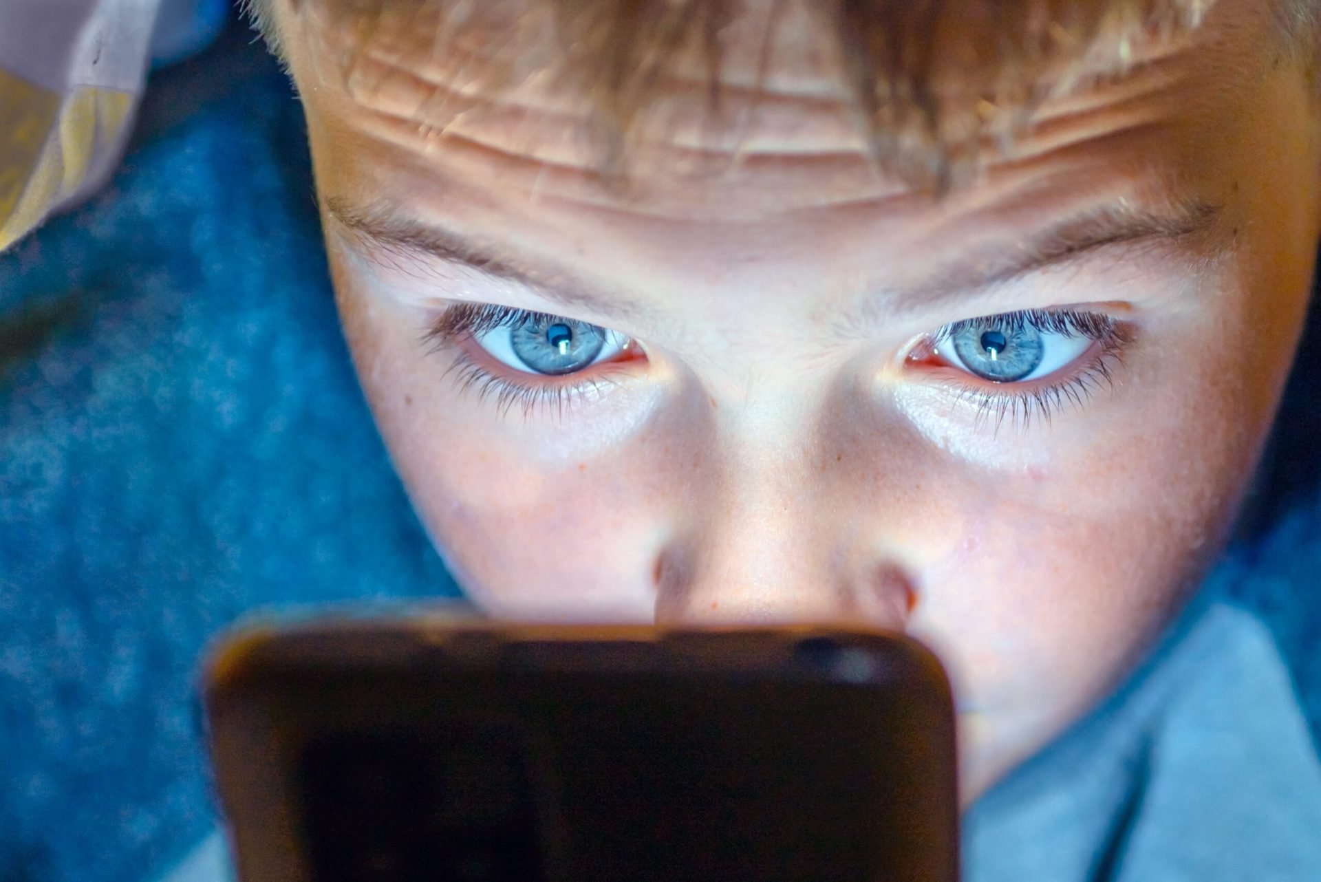 Noua prăpastie digitală: Copiii, experți în AI, părinții, depășiți