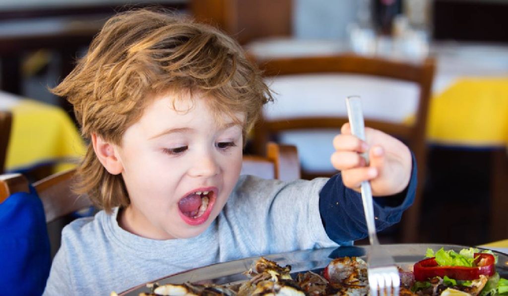 De ce micuții refuză mâncarea: Nu e moft, e răspuns biologic