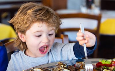 De ce micuții refuză mâncarea: Nu e moft, e răspuns biologic