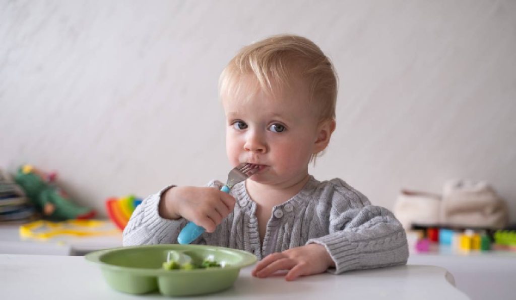Pune presiune pe un copil care are o alimentație echilibrată și evită rușinea în discuțiile despre mâncare, iar digestia și sistemul nervos al acestuia se vor îmbunătăți, conform unor specialiști în nutriție și pediatrie