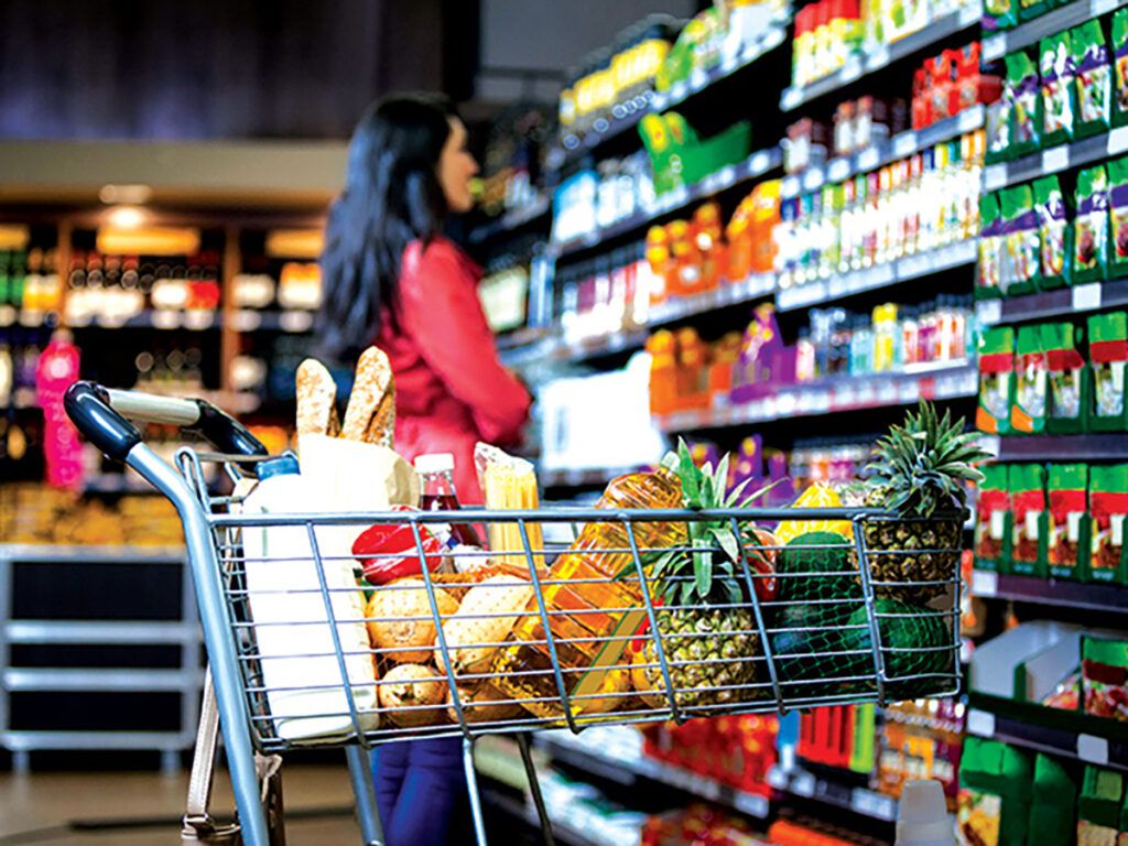 Românii cumpără mai puțin: Inflația și concedierile lovesc economia României