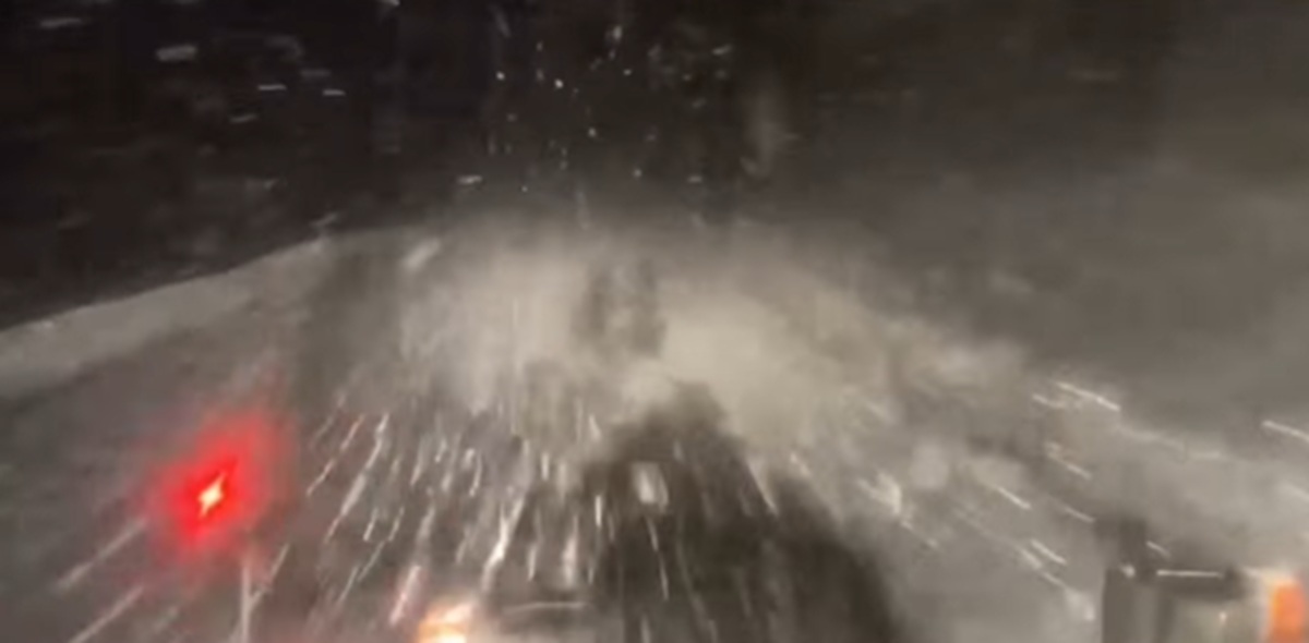 Zăpadă pe DN7A: utilaje în acțiune pe munții din Vâlcea