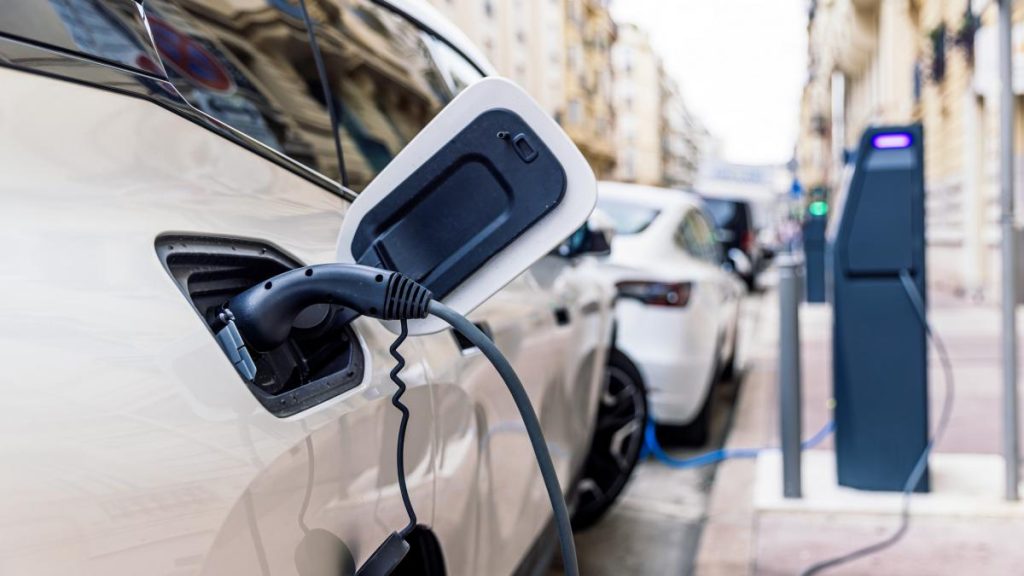 Mașinile electrice, pe val în Europa: Criza „rezolvă” tranziția energetică