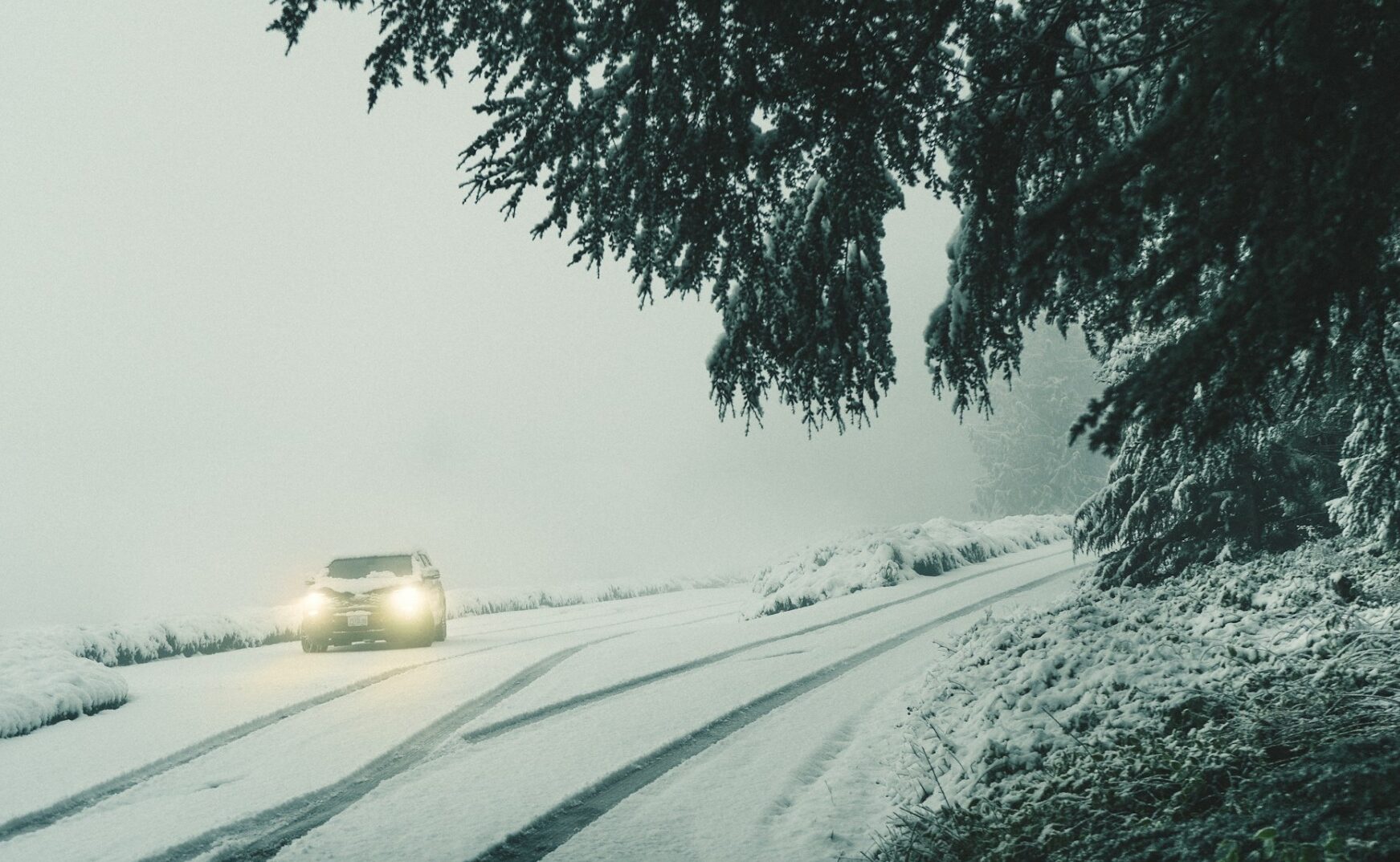 Zăpadă și Probleme pe DN 18: Pasul Prislop, Blocat de Ninsoare Traficul rutier pe Drumul Național 18, care străbate Pasul Prislop la altitudinea de 1.400 de metri, este afectat joi de condițiile meteorologice nefavorabile