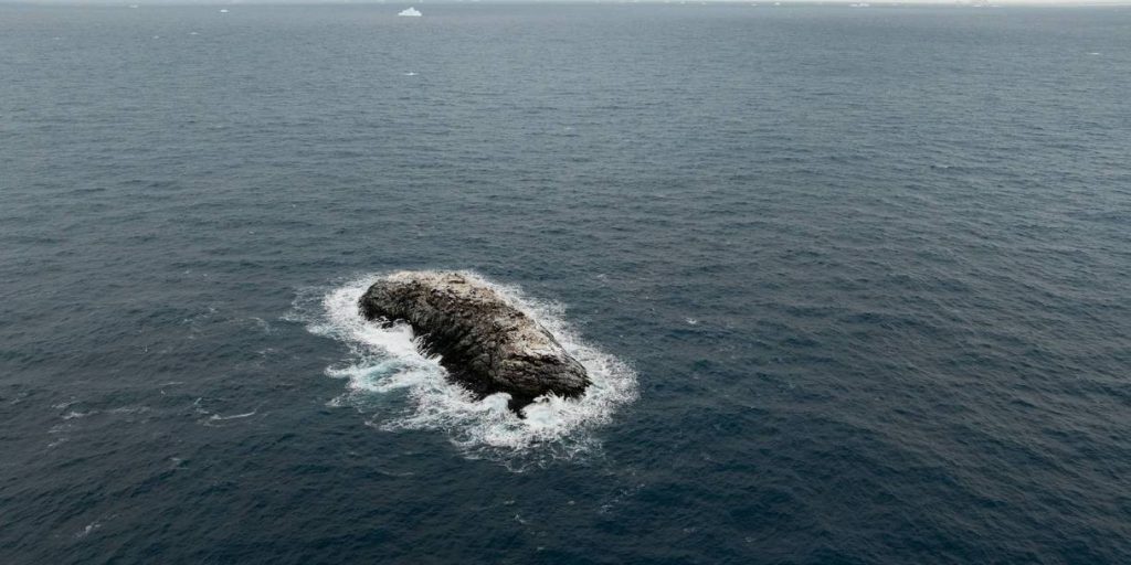 O insulă misterioasă, descoperită accidental de o navă germană