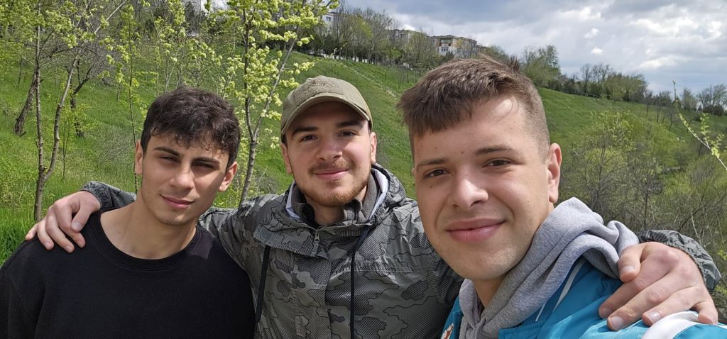 În Vinerea Mare, gest de suflet la Galați: Au curățat parcul copilăriei