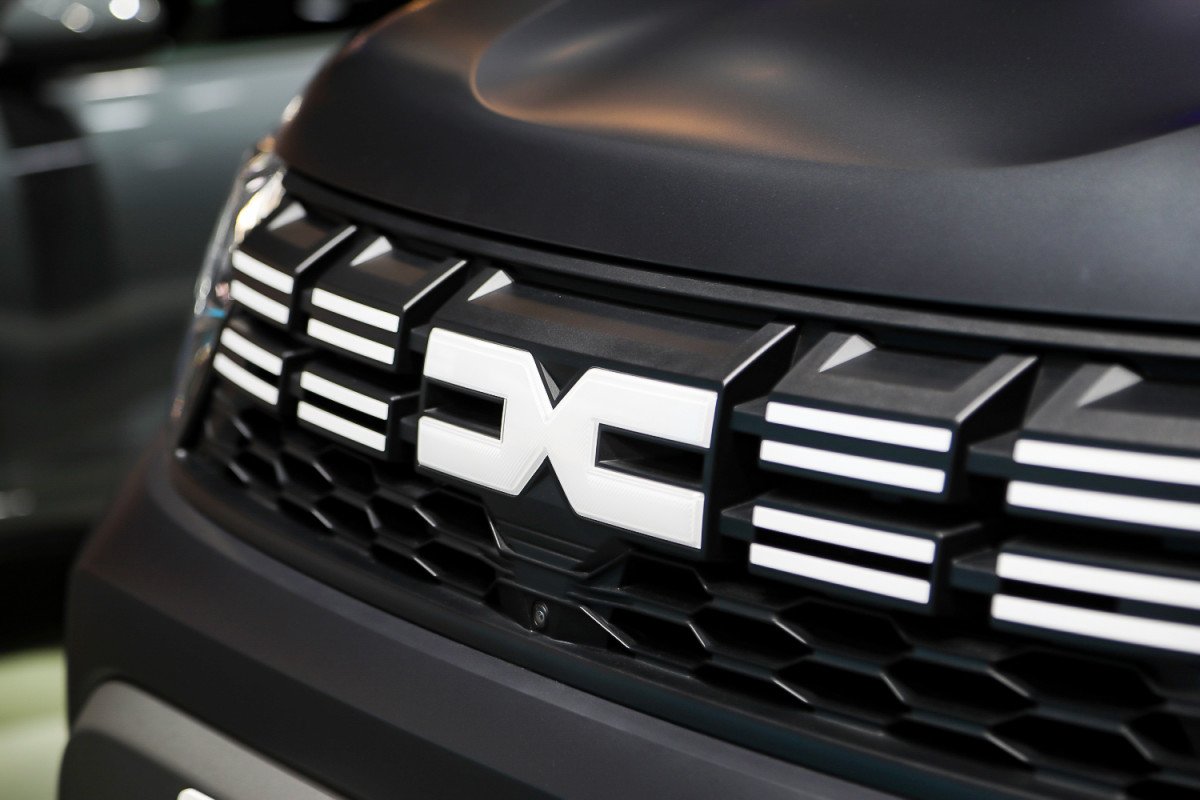 Noul Dacia Duster impresionează în Italia printr-un interior redesenat, mai modern și mai rafinat, păstrând totodată prețurile competitive și caracteristicile practice care au consacrat modelul în segmentul SUV-urilor accesibile