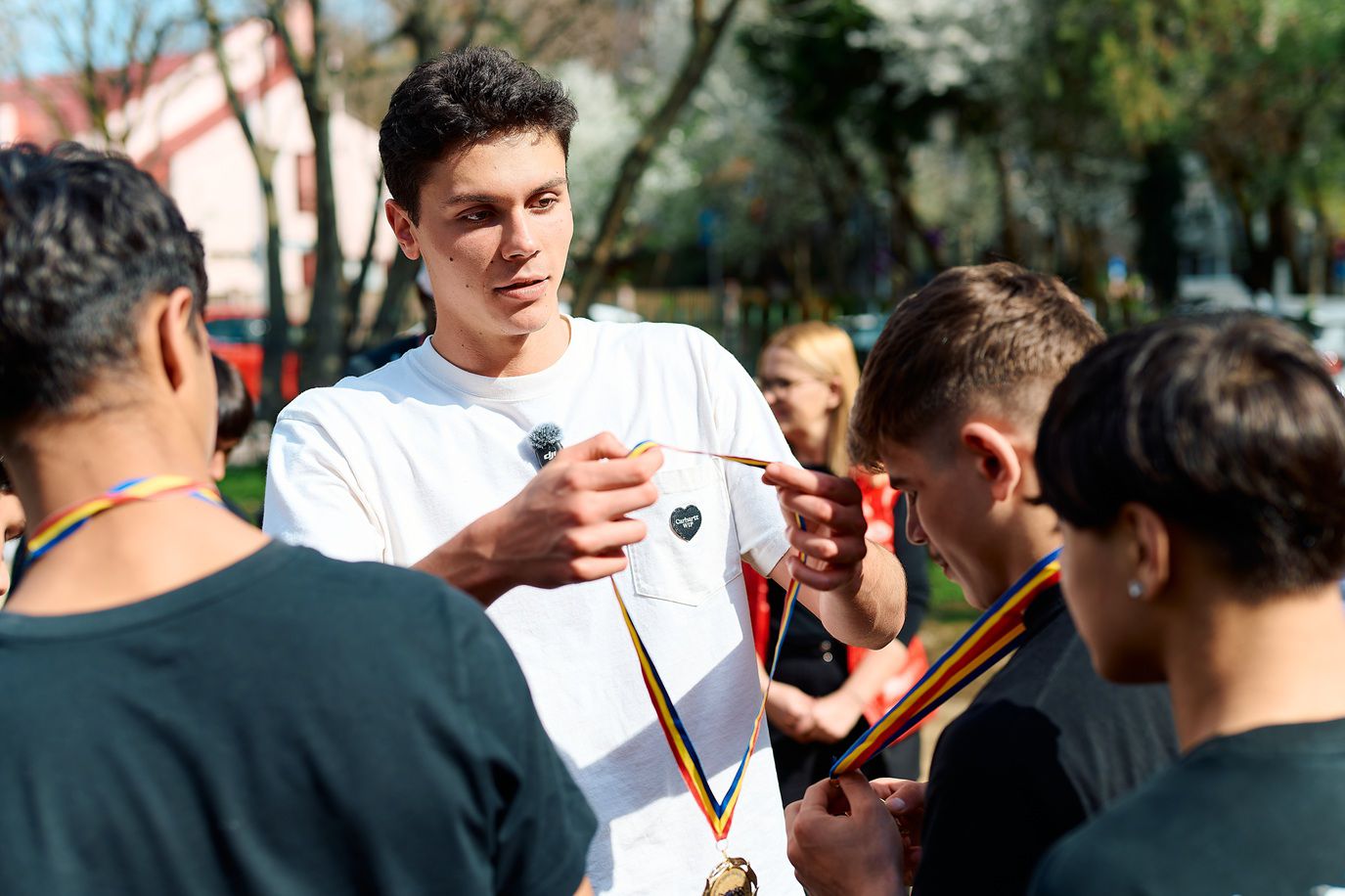 Sportivul român a vizitat o casă familială din sectorul 4, unde a petrecut timp alături de 12 copii Un campion român a făcut recent o vizită la o casă familială din sectorul 4 al Capitalei, unde locuiesc 12 adolescenți, și a participat împreună cu aceștia la activități culinare și la o masă în familie