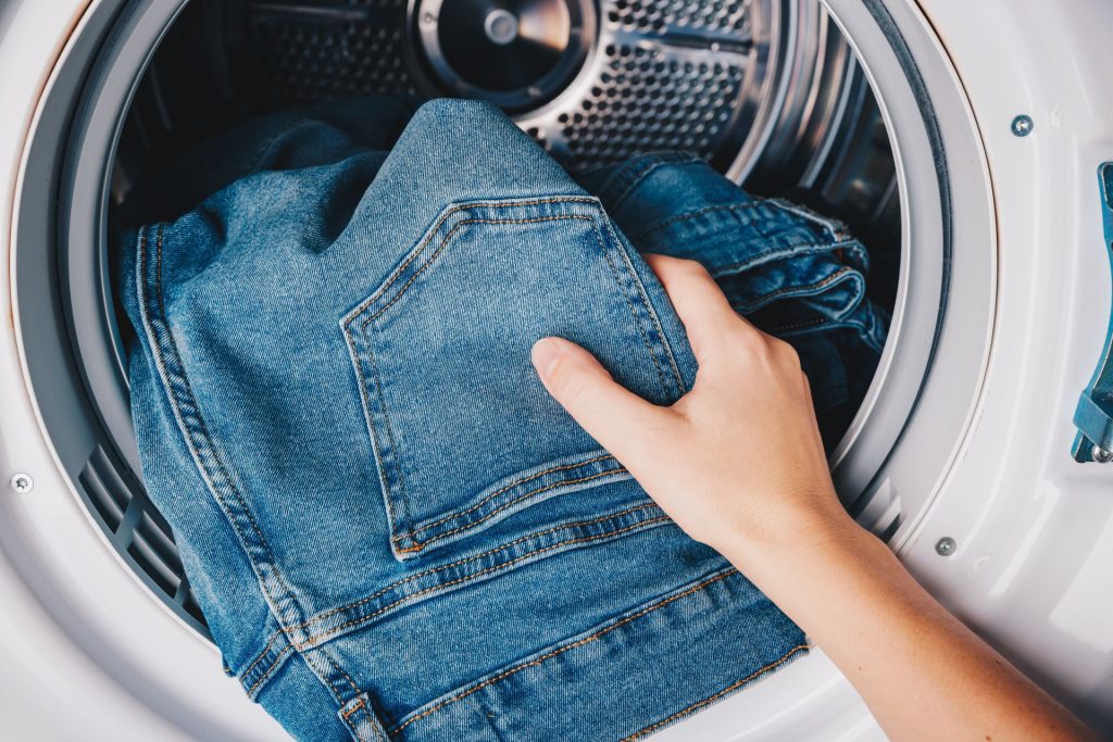 Cât de des spălăm blugii? Testul de cultură generală care te pune pe gânduri