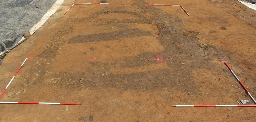O descoperire arheologică de o importanță excepțională sub străzile orașului Frankfurt scoate la iveală un complex de cult roman care poate schimba înțelesul practicilor religioase din provinciile germane în perioada antică