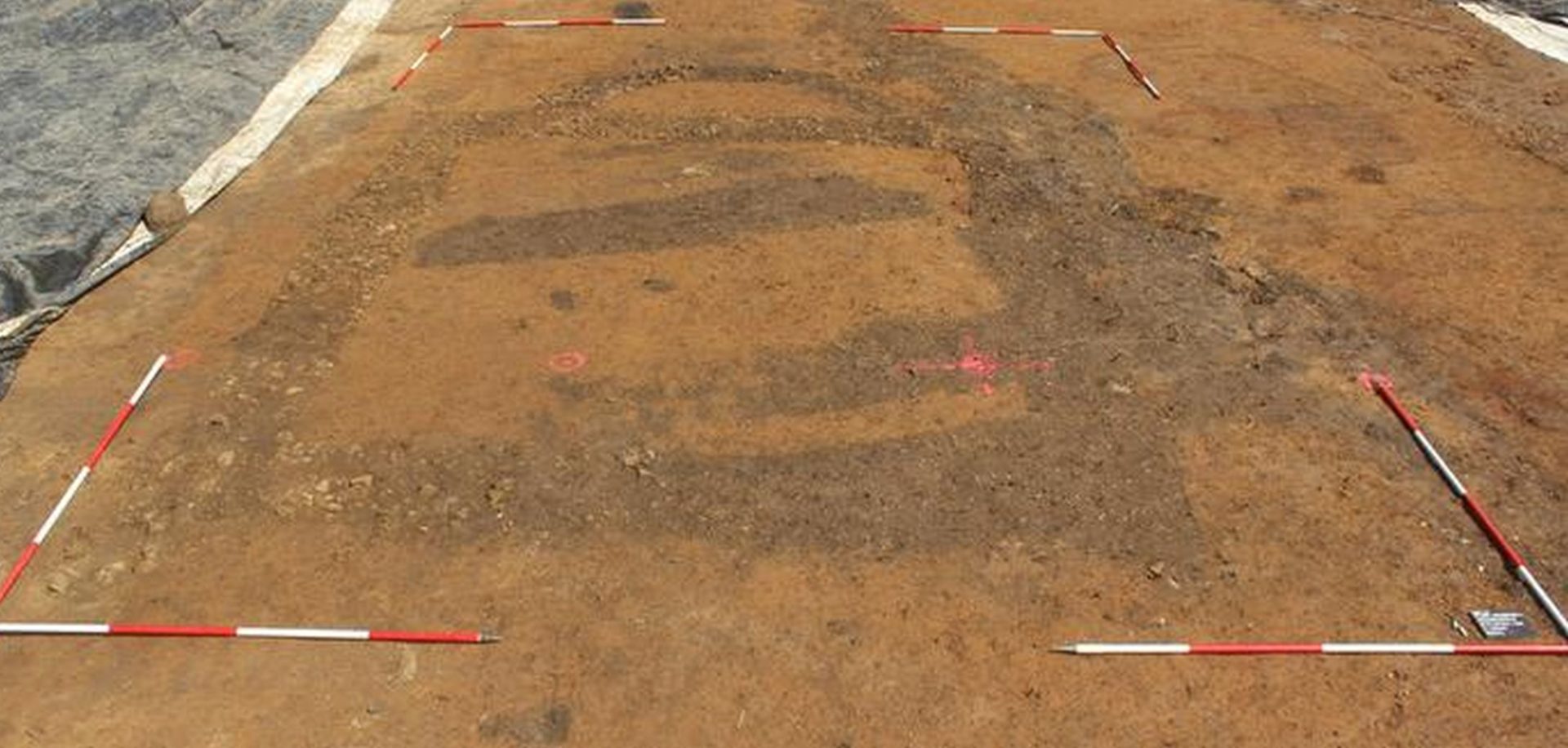 O descoperire arheologică de o importanță excepțională sub străzile orașului Frankfurt scoate la iveală un complex de cult roman care poate schimba înțelesul practicilor religioase din provinciile germane în perioada antică