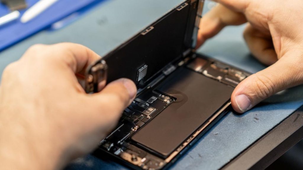 UE schimbă RADICAL telefoanele din 2027: Ce ne așteaptă