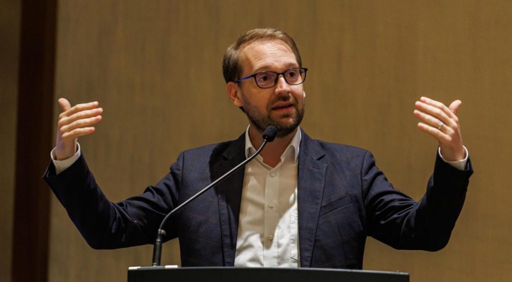 Evacuare cu scandal la Timișoara: Primarul Dominic Fritz, față în față cu un clan