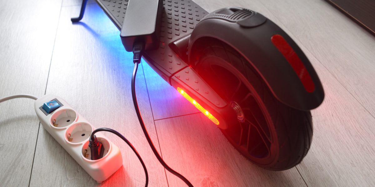 Un apartament din sectorul 3 al capitalei a fost cuprins de flăcări în urma unui incendiu provocat de o trotinetă electrică lăsată la încărcat