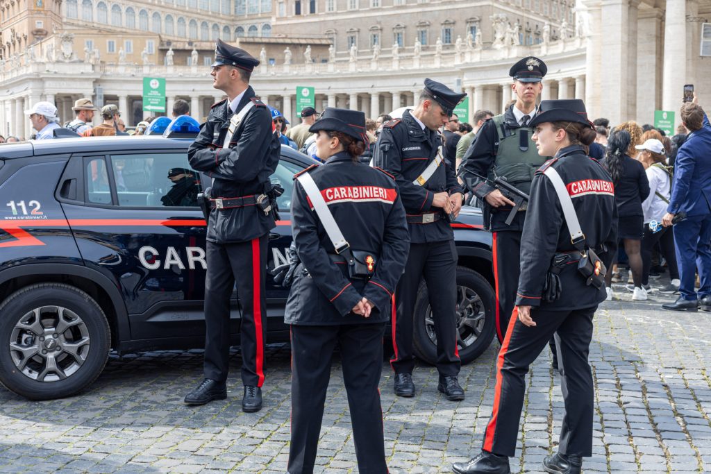 Jaf armat la Napoli: Hoții cu măști de actori au fugit prin canalizare