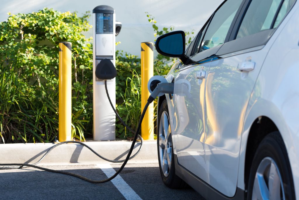 Benzina a scumpit electricele: Vânzări record în Europa!