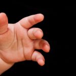 Bebeluș găsit printre droguri la ROMA: Tatăl, un român, arestat. Cuplul, acuzat de omor