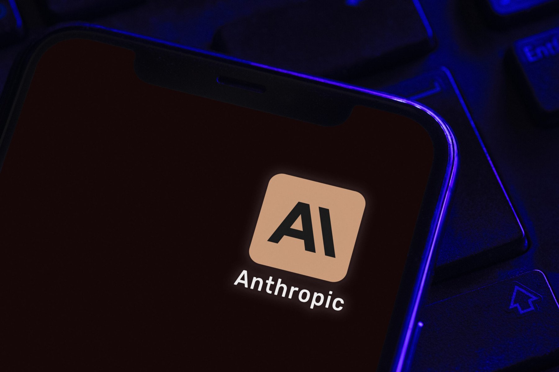 Aventură Anthropic: Cum vrea să controleze imaginea IA, după modelul Donald Trump