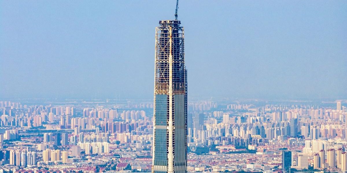 Monumental! Un zgârie-nori de 596 de metri, finalizat după 18 ani de așteptare