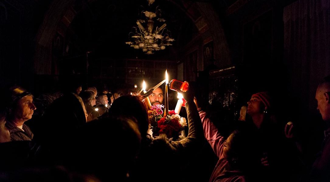 Români, pregătiți de Paște: Trei din patru participă la slujba de Înviere