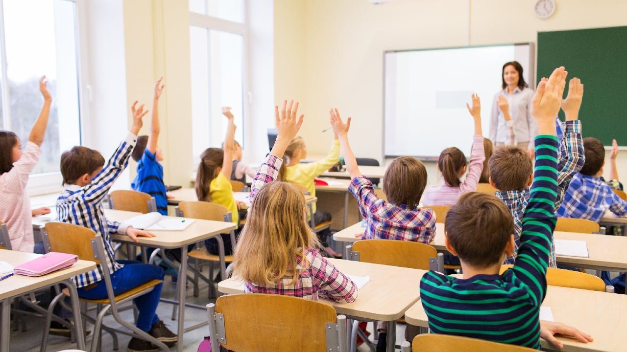 Clasele supraaglomerate din școlile urbane, o problemă semnalată de Ministerul Educației Numărul mare de elevi din clasele școlilor din orașe a fost adus în discuție de ministrul Educației, Mihai Dimian, în cadrul unei întâlniri recente cu directorii de școli din Botoșani