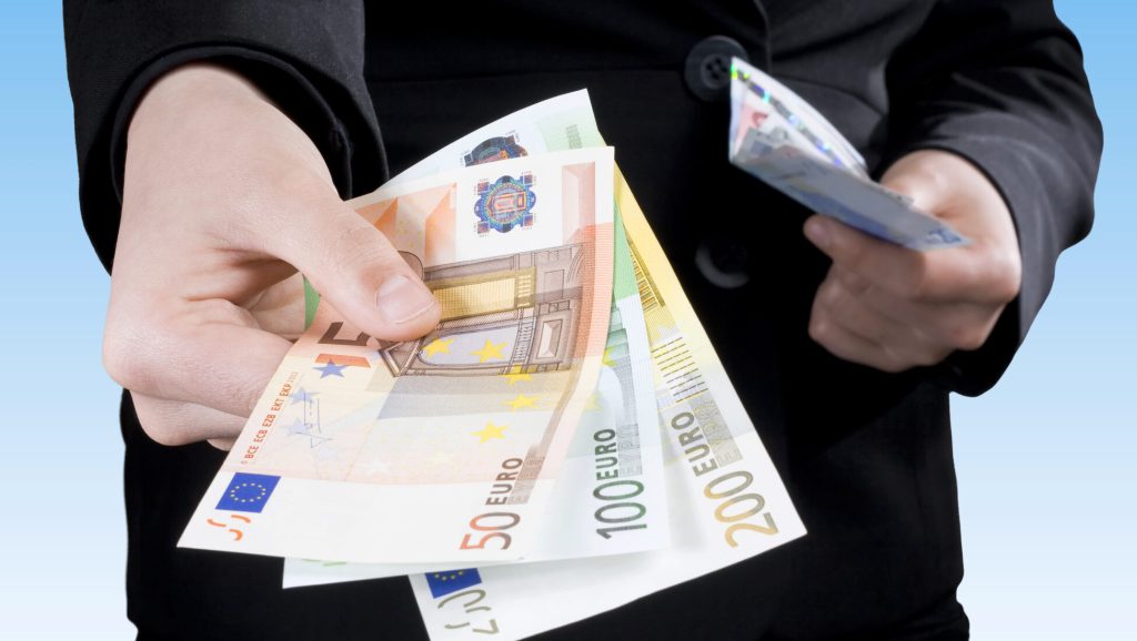 Bani pentru copii: 1.000 de euro de fiecare. Unde pot beneficia românii?