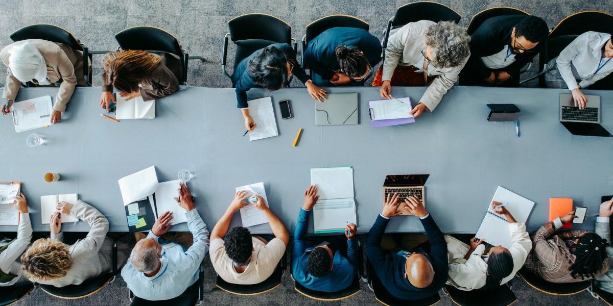 Bătrânii IT-iști se reprofilează în AI, disperați să supraviețuiască