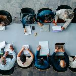 Bătrânii IT-iști se reprofilează în AI, disperați să supraviețuiască